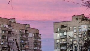 Побачили унікальне явище. Небо над Дніпром спалахнуло рожевим сяйвом
