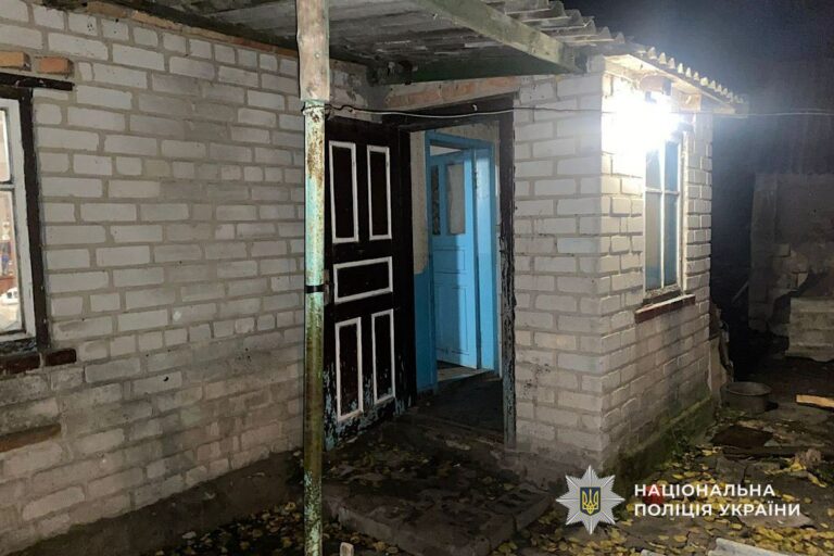 Ніж у серце: на Дніпропетровщині затримали жінку, підозрювану у вбивстві чоловіка