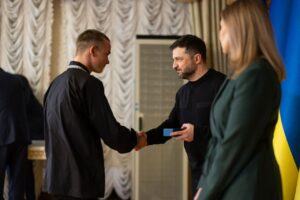 16-річному Артему Малошику з Дніпропетровщини Зеленський вручив державну нагороду