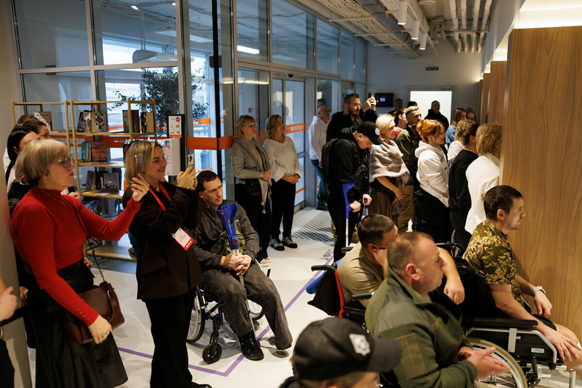 Різні, але рівні: у Дніпрі з’явилась брендзона «Жити назустріч» з унікальними манекенами