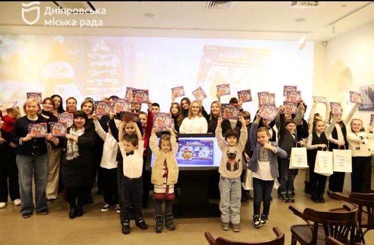 Казкова історія Дніпра: у місті презентували дитячу книгу з ялинковою кулькою Блискіткою як головним героєм