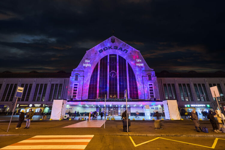 Митець з Дніпра освітив столичний залізничний вокзал