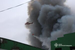 У Дніпрі внаслідок ворожого удару згорів центральний склад аптечної мережі