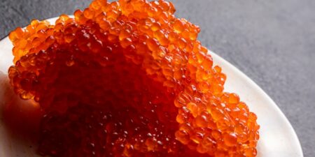 Як вибрати справжню червону ікру: експерти назвали ціни та способи перевірки