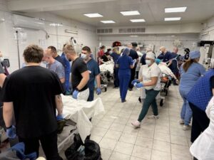 Кров ллється з каталок: – Сергій Риженко про чисельні “швидкі”, які приїхали до приймального відділення Мечникова