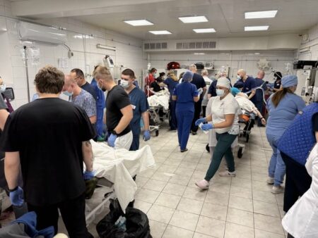 Кров ллється з каталок: – Сергій Риженко про чисельні "швидкі", які приїхали до приймального відділення Мечникова