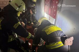 У Дніпрі з палаючої квартири врятували чоловіка