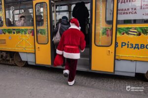 У Дніпрі в електротранспорті вітали пасажирів з Різдвом