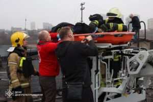 Ракетний удар по Дніпру 1 грудня. З’явились фото з місця трагедії