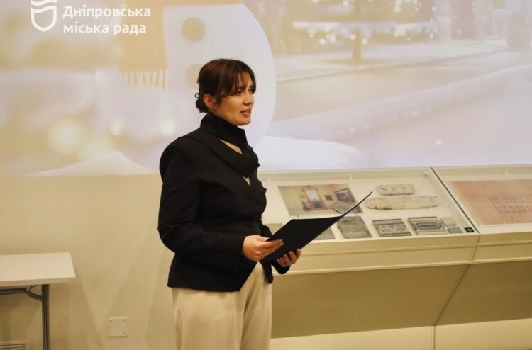 Казкова історія Дніпра: у місті презентували дитячу книгу з ялинковою кулькою Блискіткою як головним героєм