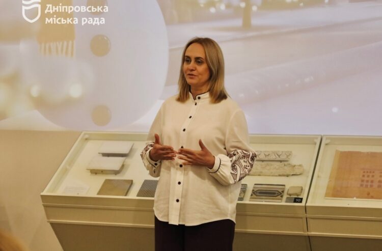 Казкова історія Дніпра: у місті презентували дитячу книгу з ялинковою кулькою Блискіткою як головним героєм