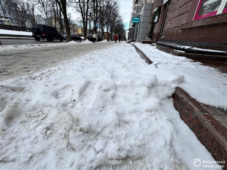 Штрафи до 1360 грн: у Дніпрі контролюють очищення територій від снігу та ожеледиці