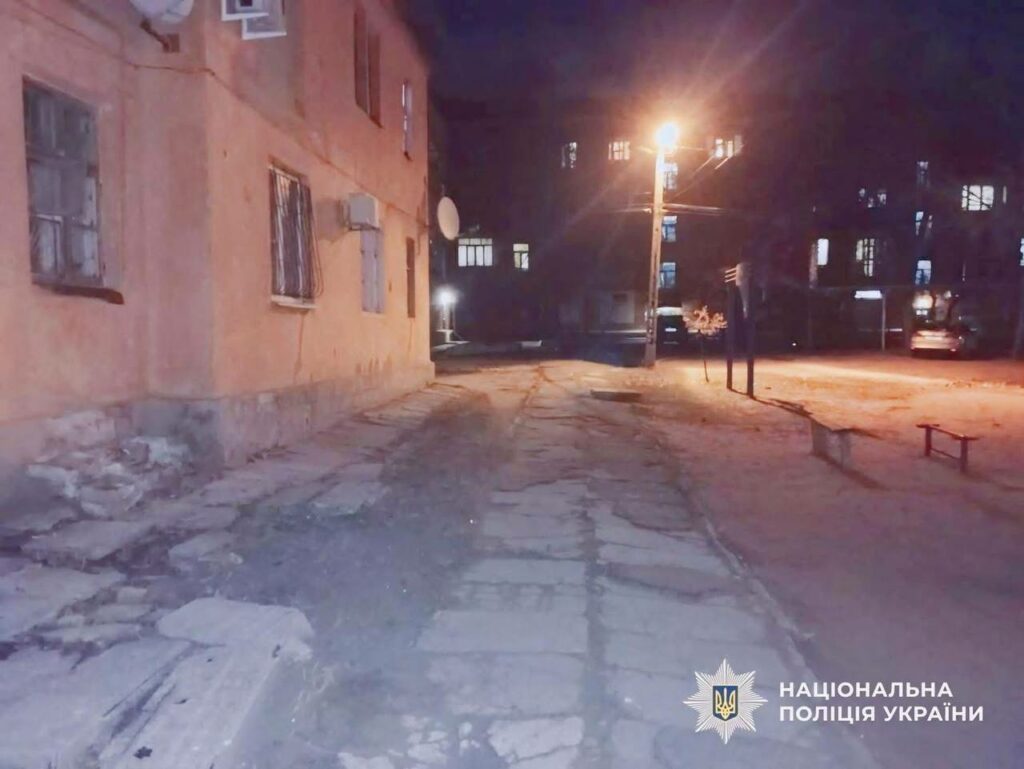 Вдарив по обличчю і забрав сумку. У Дніпрі чоловік напав на пенсіонерку