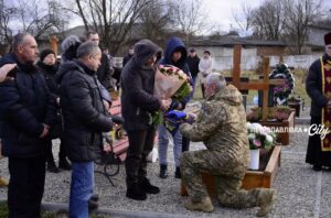 На Дніпропетровщині люди з евакуації забирають своїх померлих