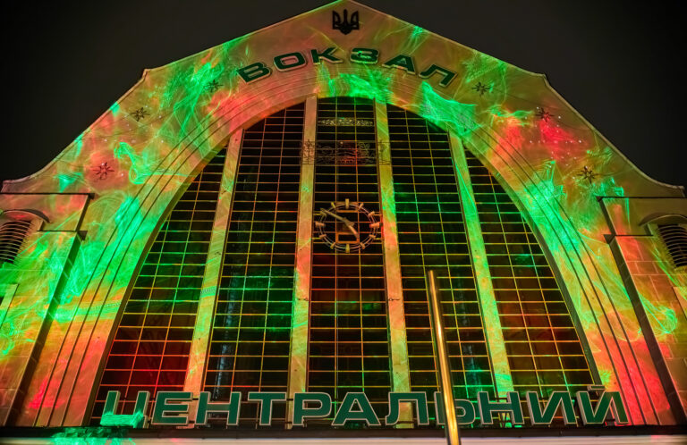 Митець з Дніпра освітив столичний залізничний вокзал