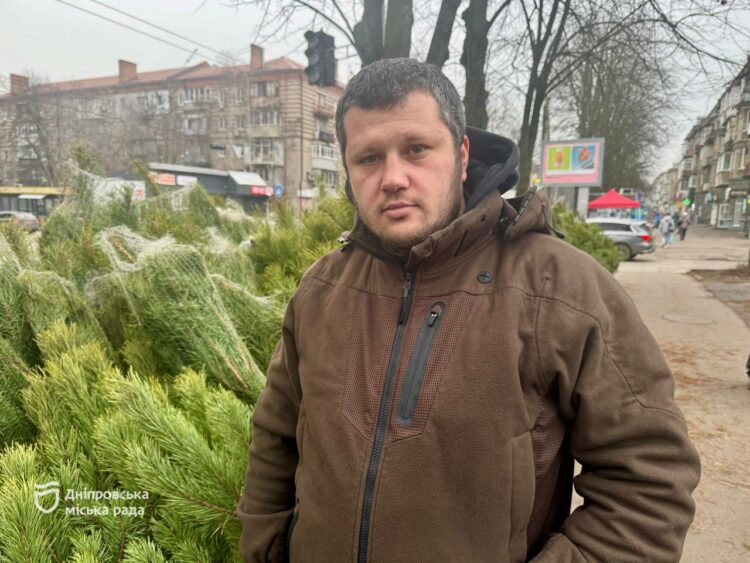 У Дніпрі почали працювати ялинкові базари, де мешканці можуть придбати легальні новорічні дерева