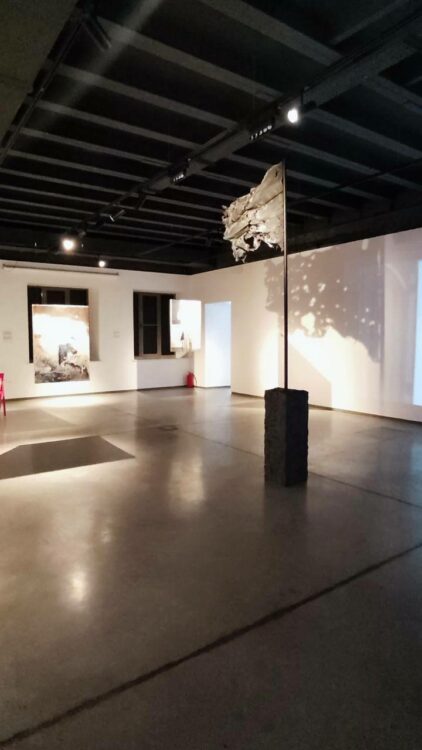 У Дніпрі презентували інсталяцію з уламків атакованої ТЕС