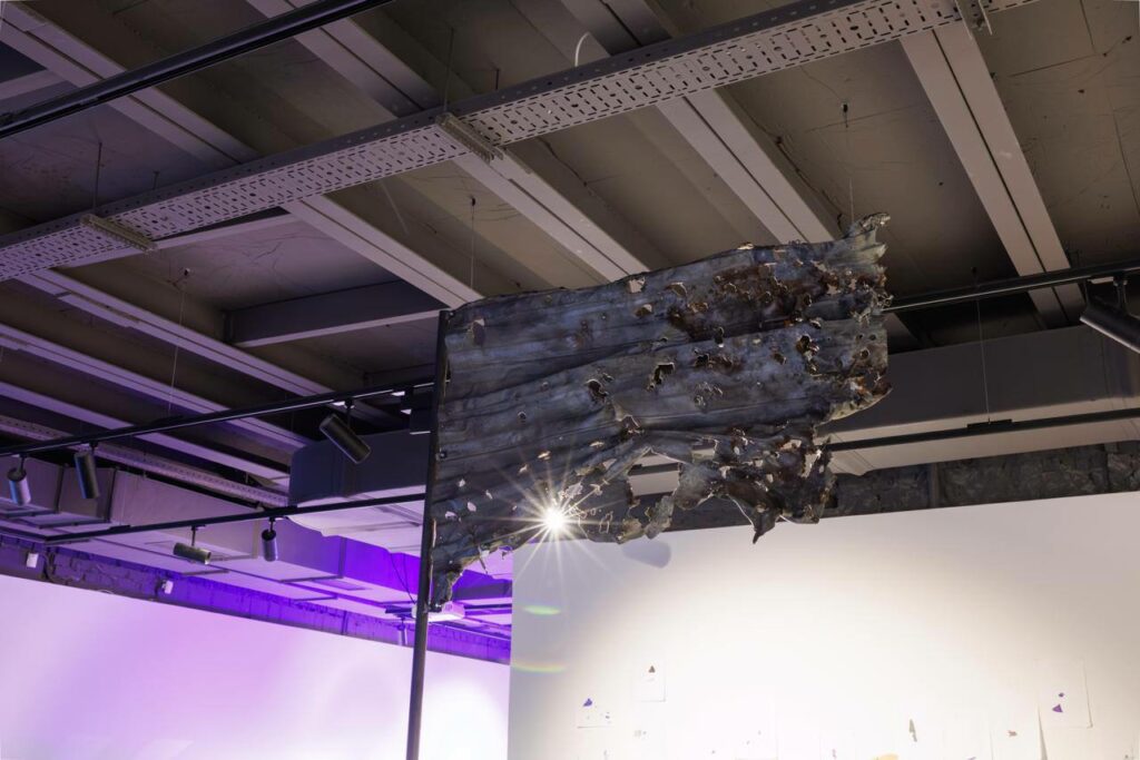 У Дніпрі презентували інсталяцію з уламків атакованої ТЕС