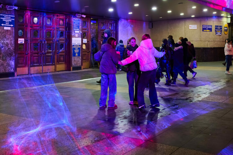 Митець з Дніпра освітив столичний залізничний вокзал