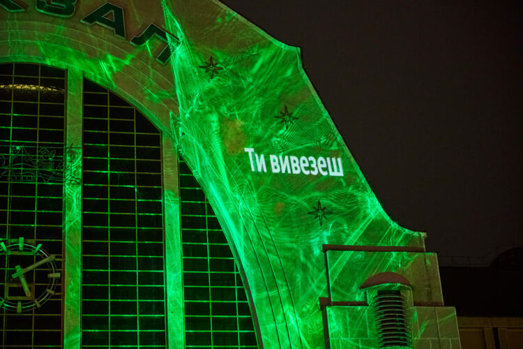 Митець з Дніпра освітив столичний залізничний вокзал