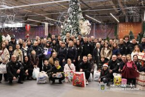 Поліцейські Дніпра подарували дітям омріяні подарунки та святковий настрій