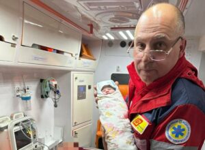 На Дніпропетровщині медики прийняли стрімкі пологи і врятували 2 життя