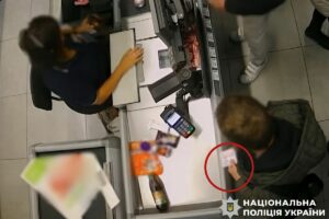 У Дніпрі чоловік обікрав військового біля залізничного вокзалу та зняв з його рахунків 200 тисяч гривень
