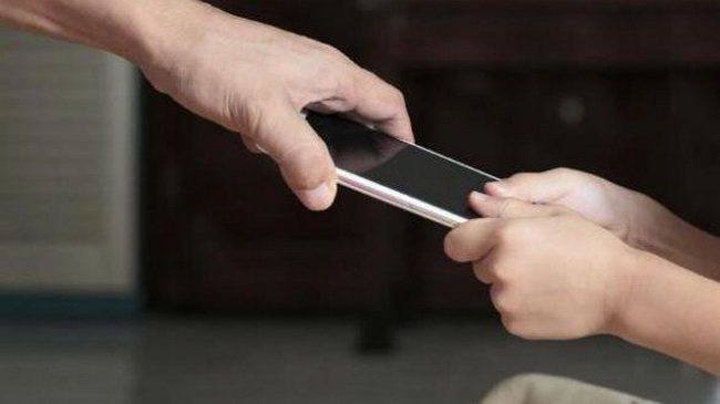 Вихопив телефон з рук дитини і втік. На Дніпропетровщині поліція затримала грабіжника