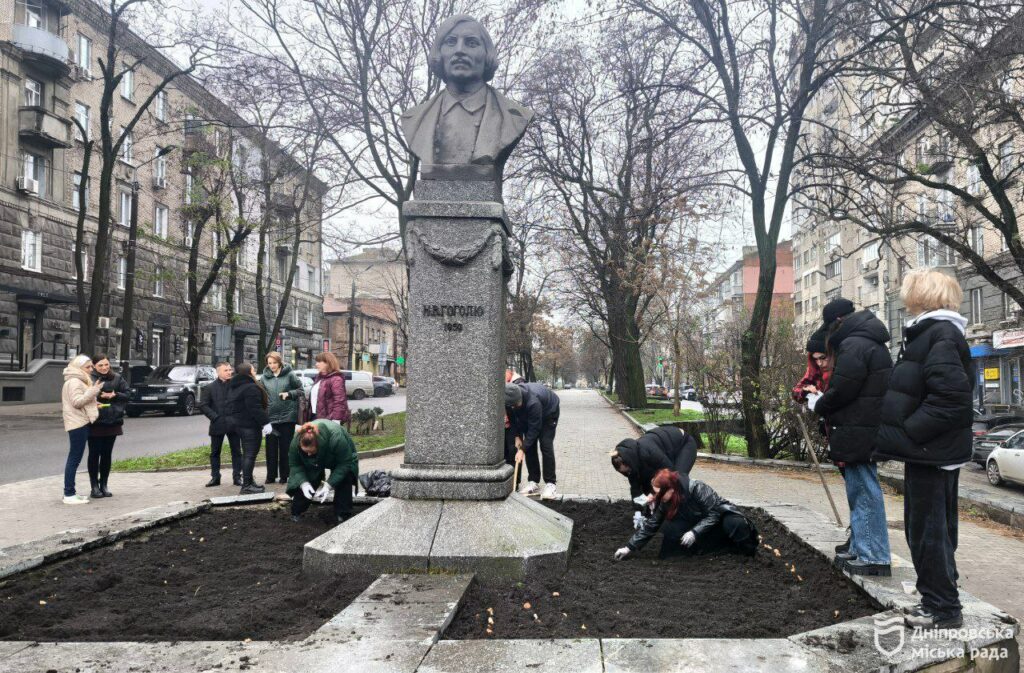 У Дніпрі в центрі міста висадили алею тюльпанів