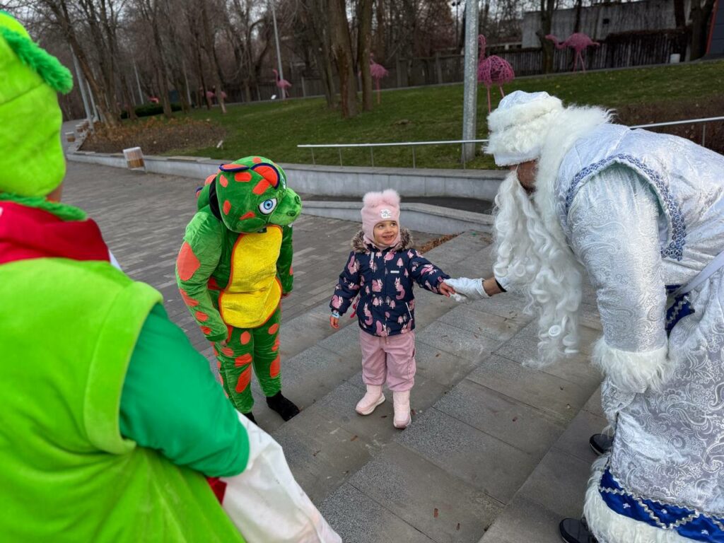 Святий Миколай завітав до парків Дніпра. Діти і дорослі отримали подарунки
