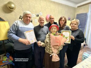 Столітній ювілей у Самарі: на Дніпропетровщині привітали довгожительку