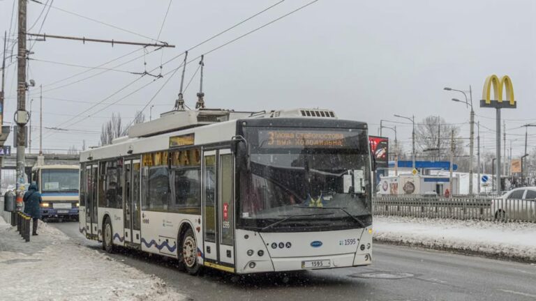 Транспортний колапс у Дніпрі: в місті повністю зупинили рух тролейбусів