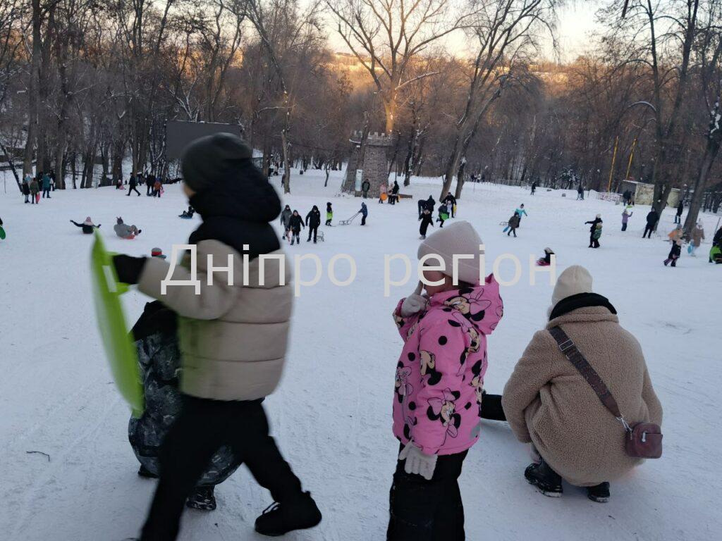 У Парку Зелений Гай чудова гірка, на якій діти і дорослі катаються на санках і льодянках