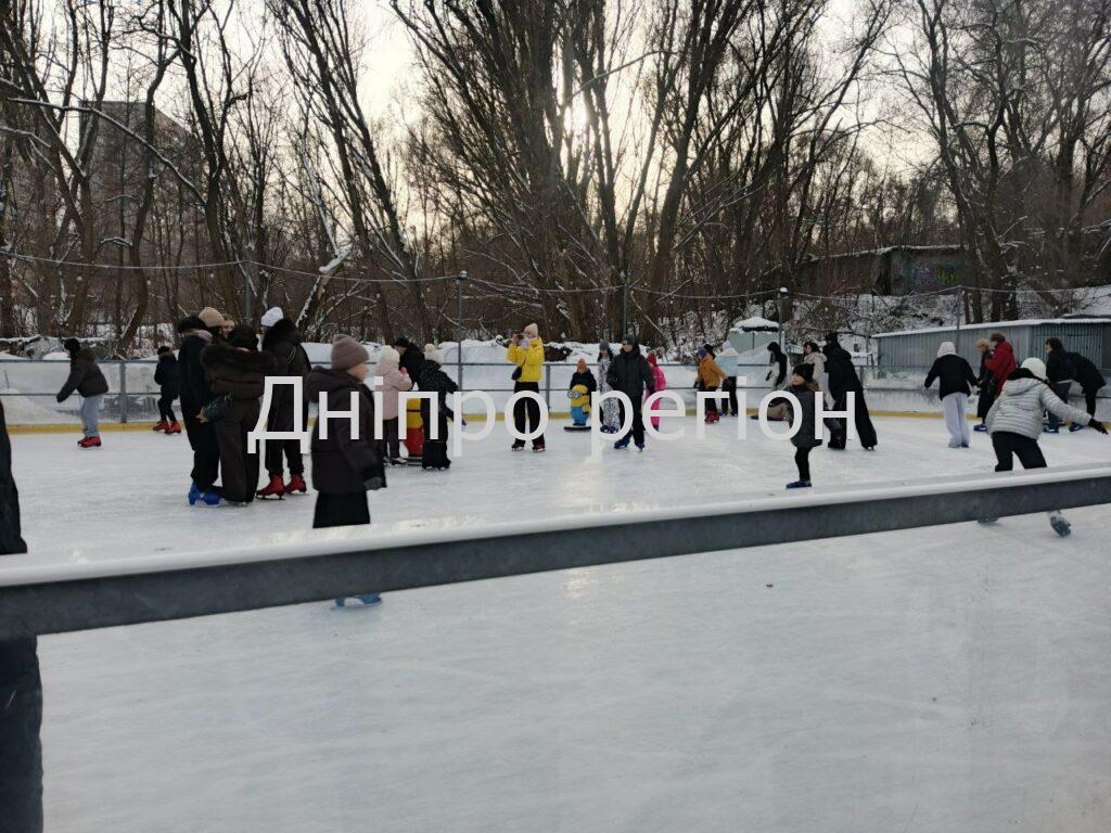 Людно на катку в парку Зелений Гай