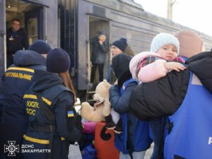 До Закарпаття прибули евакуаційні потяги з Дніпропетровської області