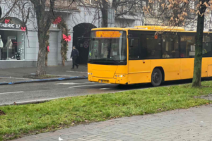Плануйте маршрут заздалегідь: сьогодні у Дніпрі діють зміни у русі громадського транспорту