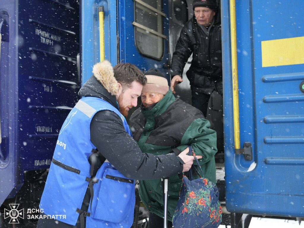 На Закарпаття прибули евакуаційні потяги з Дніпропетровщини