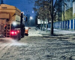 У Дніпрі працюють над усуненням наслідків після атаки по резервуару з олією (ФОТО)