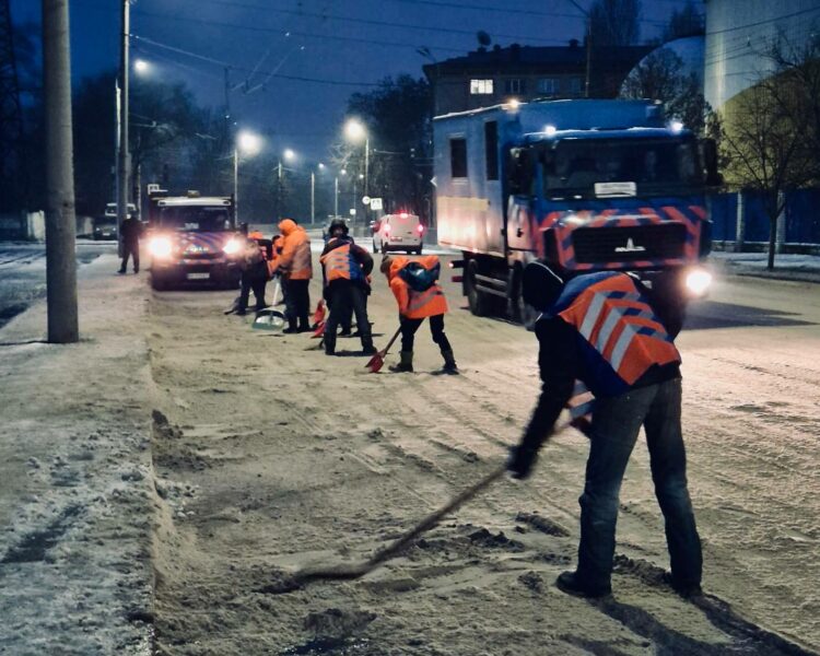 У Дніпрі працюють над усуненням наслідків після атаки по резервуару з олією (ФОТО)