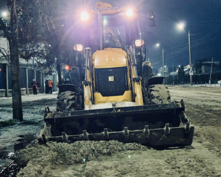 У Дніпрі працюють над усуненням наслідків після атаки по резервуару з олією (ФОТО)