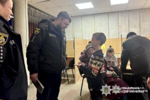 Поліцейські Дніпра допомагають людям під час блекауту. Куди звертатись