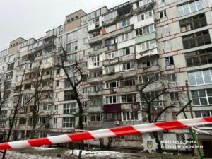 Дніпро оговтується від масованої атаки «шахедів». З’явились фото з місця трагедії