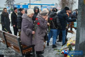 На Дніпропетровщині в гімназії відкрили меморіал 10 загиблим випускникам