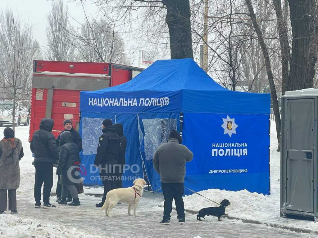 Ворожі удари по Дніпру. На місці влучання розгорнули мобільний пункт