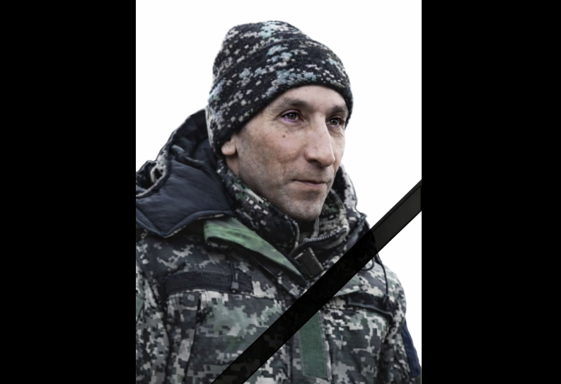 Залишились батьки та сестра. У бою загинув Євген Гришко з Дніпропетровщини