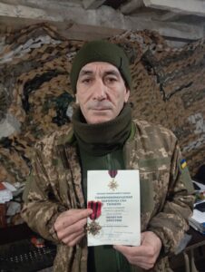Житель Дніпропетровщини нагороджений нагрудним знаком «Золотий хрест» за успішне виконання бойових завдань