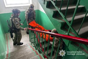 Спецоперація порятунку. На Дніпропетровщині евакуювали лежачого чоловіка