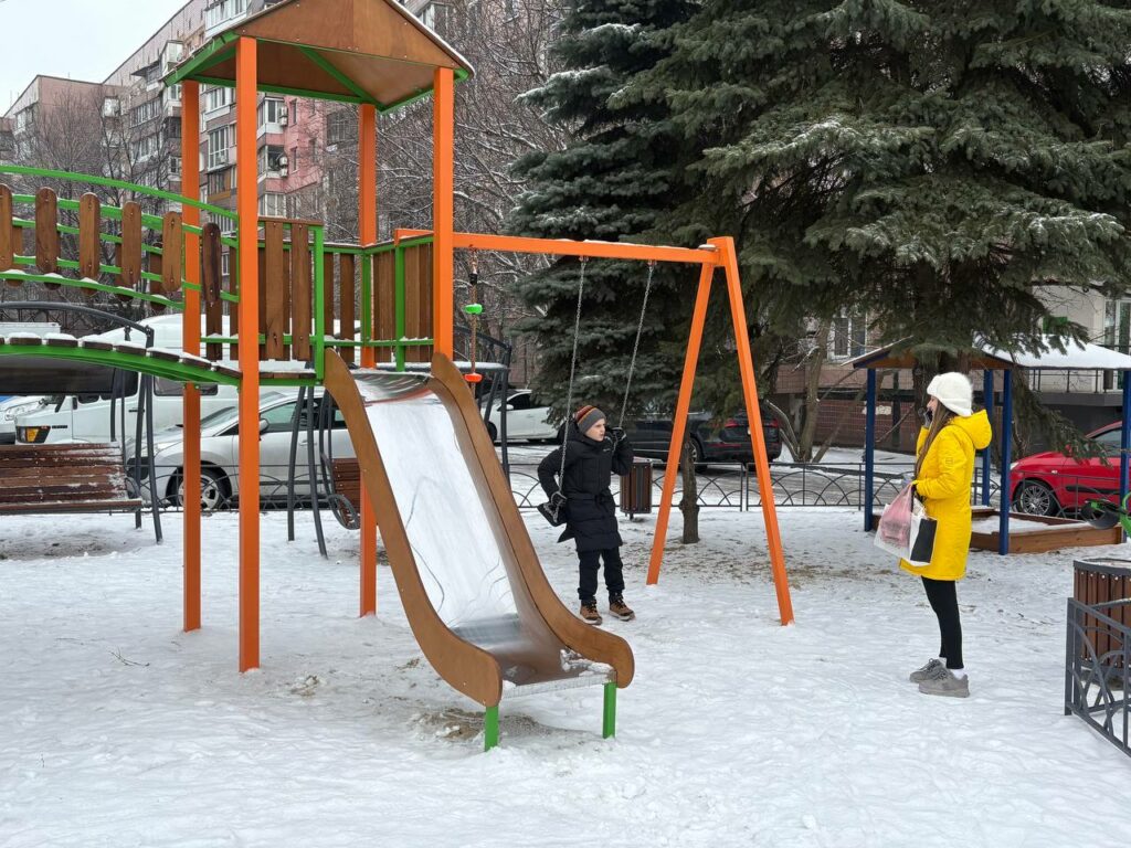 У Дніпрі оновили аварійний дитячий майданчик