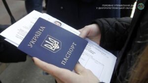 Які документи необхідно подавати, щоб вклеїти фотокартку у паспорт громадянина України