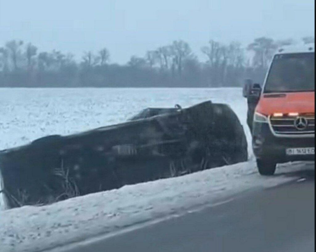 На Дніпропетровщині мікроавтобус вилетів у кювет і перекинувся на бік